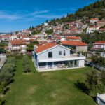 Bijela kuća sa velikim vrtom, masline s lijeve strane