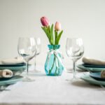 Close up dekoracija na stolu, cvijece, čaše i tanjuri