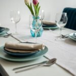 Close up detalja na stolu, uključujući cvijeće, tanjure, pribor