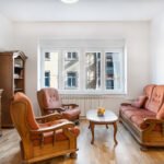 Dnevni boravak sa starim rustikalnim kaucem i foteljama