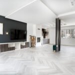 Prazna dnevna soba s modernim dizajnom, svijetlim tonovima i velikim prozorima