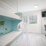 Dječja soba s drvenim krevetom na katom, prostor ispunjen svijetlim i veselimi tonovima