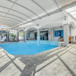 unutarnji bazena s velikim staklenim zidovima, prostranom prostorijom ispunjenom prirodnom svjetlošću