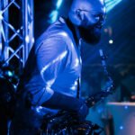 Glazbenik na pozornici nagnut prema pubilici