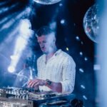 Dj svira za miksetom na pozornici